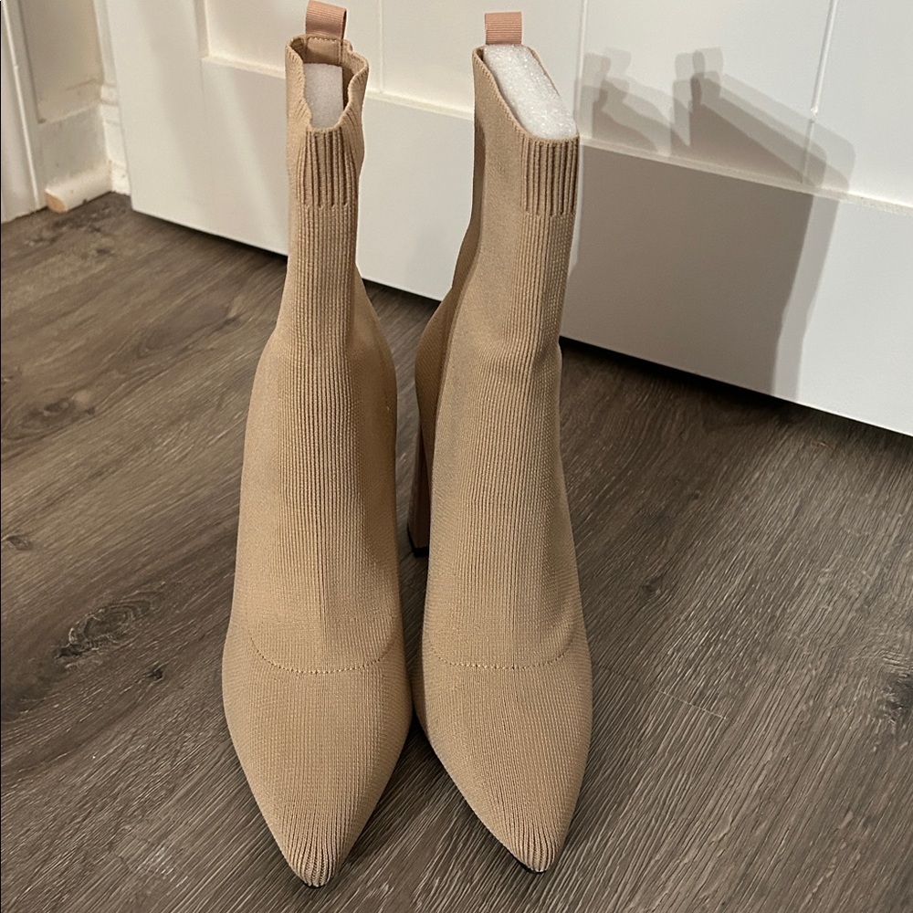CAPE ROBBIN sock booties